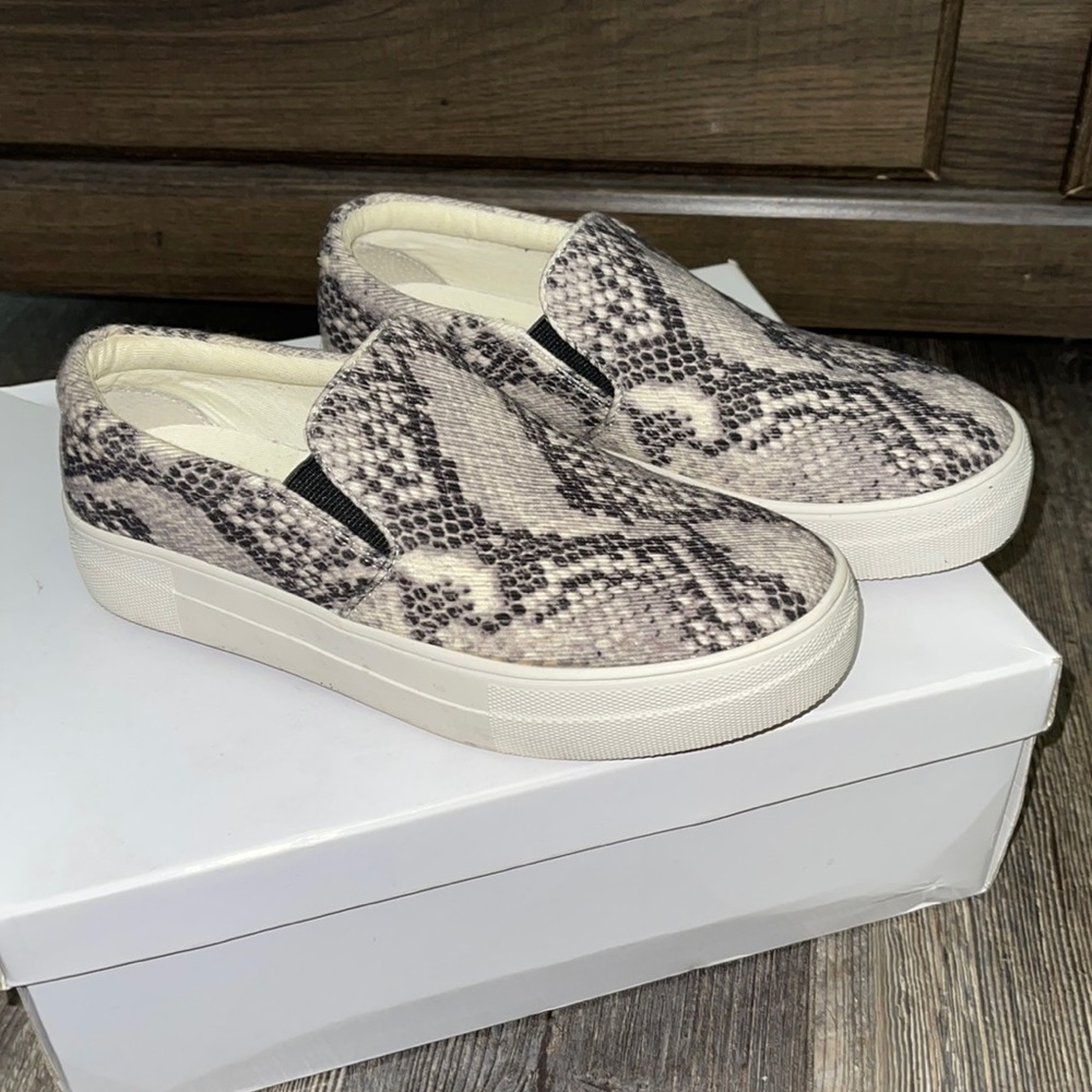 Steve Madden barely worn size 6 gills platform slip on